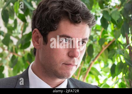 Toulon, Frankreich. 30.. Juni 2022. Gabriel Attal, der für den Haushalt zuständige französische Minister, wurde bei seinem Besuch in Toulon gesehen. Gabriel Attal (ehemaliger Regierungssprecher), zum Minister für den Haushalt der neuen Regierung unter der Leitung von Elisabeth Borne ernannt, besucht Toulon. Er kommt, um die Installation eines neuen Dienstes der öffentlichen Finanzen zu fördern, der den großen Unternehmen helfen soll, die Energie für ihre Produktion verbrauchen. Kredit: SOPA Images Limited/Alamy Live Nachrichten Stockfoto