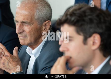 Toulon, Frankreich. 30.. Juni 2022. Hubert Falco (L), Bürgermeister der Stadt Toulon, während des Besuchs von Minister Gabriel Attal (R). Gabriel Attal (ehemaliger Regierungssprecher), zum Minister für den Haushalt der neuen Regierung unter der Leitung von Elisabeth Borne ernannt, besucht Toulon. Er kommt, um die Installation eines neuen Dienstes der öffentlichen Finanzen zu fördern, der den großen Unternehmen helfen soll, die Energie für ihre Produktion verbrauchen. Kredit: SOPA Images Limited/Alamy Live Nachrichten Stockfoto