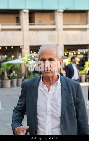 Toulon, Frankreich. 30.. Juni 2022. Hubert Falco, Bürgermeister von Toulon gesehen, bevor Gabriel Attal eintrifft. Gabriel Attal (ehemaliger Regierungssprecher), zum Minister für den Haushalt der neuen Regierung unter der Leitung von Elisabeth Borne ernannt, besucht Toulon. Er kommt, um die Installation eines neuen Dienstes der öffentlichen Finanzen zu fördern, der den großen Unternehmen helfen soll, die Energie für ihre Produktion verbrauchen. Kredit: SOPA Images Limited/Alamy Live Nachrichten Stockfoto