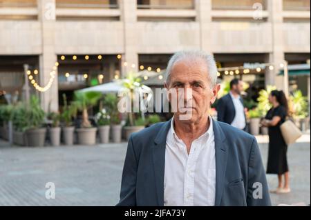 Toulon, Frankreich. 30.. Juni 2022. Hubert Falco, Bürgermeister von Toulon gesehen, bevor Gabriel Attal eintrifft. Gabriel Attal (ehemaliger Regierungssprecher), zum Minister für den Haushalt der neuen Regierung unter der Leitung von Elisabeth Borne ernannt, besucht Toulon. Er kommt, um die Installation eines neuen Dienstes der öffentlichen Finanzen zu fördern, der den großen Unternehmen helfen soll, die Energie für ihre Produktion verbrauchen. Kredit: SOPA Images Limited/Alamy Live Nachrichten Stockfoto