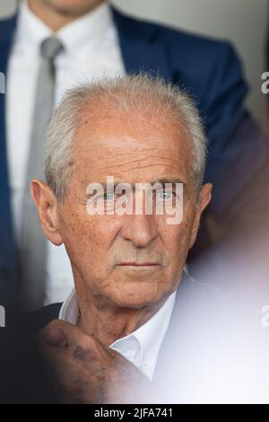 Toulon, Frankreich. 30.. Juni 2022. Hubert Falco, Bürgermeister der Stadt Toulon, während des Besuchs von Minister Gabriel Attal. Gabriel Attal (ehemaliger Regierungssprecher), zum Minister für den Haushalt der neuen Regierung unter der Leitung von Elisabeth Borne ernannt, besucht Toulon. Er kommt, um die Installation eines neuen Dienstes der öffentlichen Finanzen zu fördern, der den großen Unternehmen helfen soll, die Energie für ihre Produktion verbrauchen. Kredit: SOPA Images Limited/Alamy Live Nachrichten Stockfoto