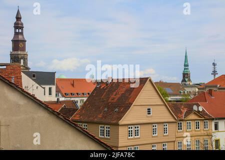 Blick über die Dächer der Calenberger Neustadt mit Türmen der Kirchen St. Johannis und Kreuzkirche, Landeshauptstadt Hannover, Niedersachsen Stockfoto