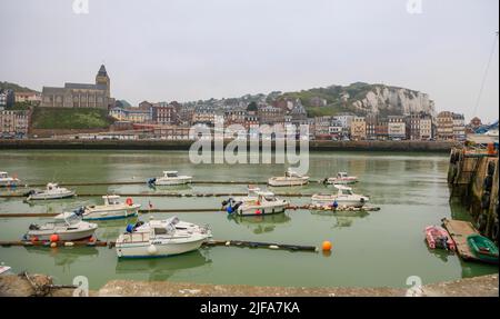 Küstendorf Le Treport an der Mündung der Bresle am Ärmelkanal mit Europas höchster Kreidefelsen und der Kirche Saint-Jacques Stockfoto