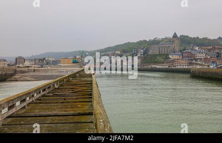 Küstendorf Le Treport an der Mündung der Bresle am Ärmelkanal mit der Kirche Saint-Jacques, Departement seine-Maritime, Normandie Stockfoto