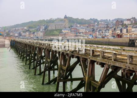 Küstendorf Le Treport an der Mündung der Bresle am Ärmelkanal mit der Kirche Saint-Jacques, Departement seine-Maritime, Normandie Stockfoto