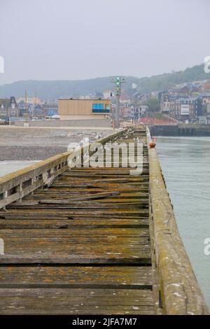 Alte hölzerne Anlegestelle im Hafen des Küstendorfes Le Treport an der Mündung der Bresle am Ärmelkanal, Departement seine-Maritime Stockfoto