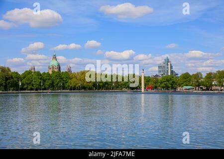 Arthur Menge Bank mit Fackelläufer, links Neues Rathaus, Maschsee, Landeshauptstadt Hannover, Niedersachsen, Deutschland Stockfoto