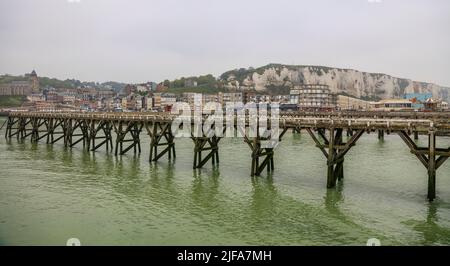 Küstendorf Le Treport an der Mündung der Bresle am Ärmelkanal mit Europas höchster Kreidefelsen und der Kirche Saint-Jacques Stockfoto