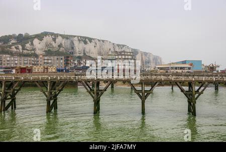 Küstendorf Le Treport an der Mündung der Bresle am Ärmelkanal mit Europas höchster Kalkklippe und Kasino seine-Maritime Stockfoto