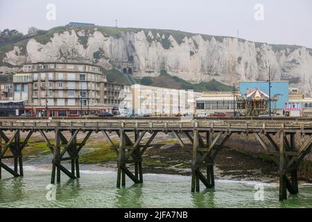 Küstendorf Le Treport an der Mündung der Bresle am Ärmelkanal mit Europas höchster Kalkklippe und Kasino seine-Maritime Stockfoto