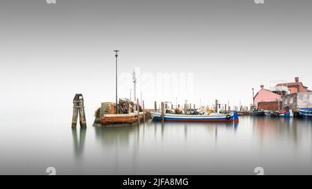 Klassische Hafenansicht des kleinen Hafens von Burano im Nebel in Italien Stockfoto