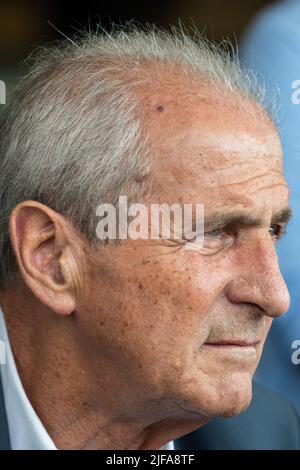 Toulon, Frankreich. 30.. Juni 2022. Hubert Falco, Bürgermeister der Stadt Toulon, während des Besuchs von Minister Gabriel Attal. Gabriel Attal (ehemaliger Regierungssprecher), zum Minister für den Haushalt der neuen Regierung unter der Leitung von Elisabeth Borne ernannt, besucht Toulon. Er kommt, um die Installation eines neuen Dienstes der öffentlichen Finanzen zu fördern, der den großen Unternehmen helfen soll, die Energie für ihre Produktion verbrauchen. (Foto: Laurent Coust/SOPA Images/Sipa USA) Quelle: SIPA USA/Alamy Live News Stockfoto