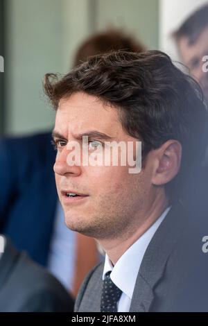 Toulon, Frankreich. 30.. Juni 2022. Gabriel Attal, der für den Haushalt zuständige französische Minister, wurde bei seinem Besuch in Toulon gesehen. Gabriel Attal (ehemaliger Regierungssprecher), zum Minister für den Haushalt der neuen Regierung unter der Leitung von Elisabeth Borne ernannt, besucht Toulon. Er kommt, um die Installation eines neuen Dienstes der öffentlichen Finanzen zu fördern, der den großen Unternehmen helfen soll, die Energie für ihre Produktion verbrauchen. (Foto: Laurent Coust/SOPA Images/Sipa USA) Quelle: SIPA USA/Alamy Live News Stockfoto