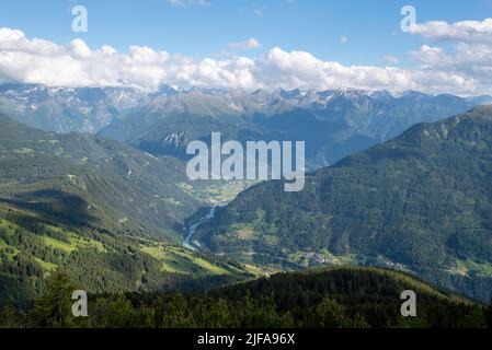 Blick auf die Alpen vom Venetberg, Inn, Fernwanderweg E5, Fliess, Tirol, Österreich Stockfoto