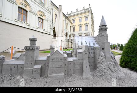 Ludwigsburg, Deutschland. 01.. Juli 2022. Eine Sandskulptur nach dem Vorbild von Schloss Neuschwanstein entsteht im Rahmen des Sandskulpturen-Festivals im Blühende Barock in Ludwigsburg. In diesem Jahr werden Figuren aus Sand zum Thema „Reise durch Europa“ ausgestellt. Quelle: Bernd Weißbrod/dpa/Alamy Live News Stockfoto