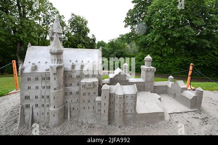 Ludwigsburg, Deutschland. 01.. Juli 2022. Eine Sandskulptur nach dem Vorbild von Schloss Neuschwanstein entsteht im Rahmen des Sandskulpturen-Festivals im Blühende Barock in Ludwigsburg. In diesem Jahr werden Figuren aus Sand zum Thema „Reise durch Europa“ ausgestellt. Quelle: Bernd Weißbrod/dpa/Alamy Live News Stockfoto