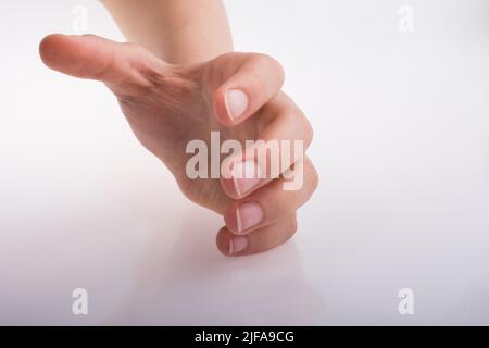Hand, die auf einem weißen Hintergrund Stockfoto