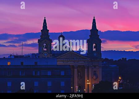 Blick auf die Fassade der Pfarrkirche St. Publius gegen den Sonnenuntergang in Floriana Stockfoto