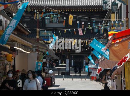 Kawasaki, Japan. 01.. Juli 2022. Windspiele werden am Freitag, den 1. Juli 2022, auf dem Markt für Windspiele „Furin-Ichi“ in der Nakamise-Einkaufsstraße, einer Annäherung an den Kawasaki Daishi Heikenji-Tempel in Kawasaki, Präfektur Kanagawa, Japan, gezeigt. Windspiele werden auf 900 Arten und auf dreißigtausend Stück in kooperierenden Geschäften in der Umgebung verkauft, aufgrund von Maßnahmen gegen COVID-19 wie im Vorjahr. Foto von Keizo Mori/UPI Credit: UPI/Alamy Live News Stockfoto
