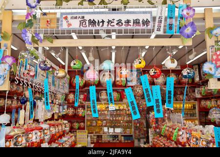Kawasaki, Japan. 01.. Juli 2022. Windspiele werden am Freitag, den 1. Juli 2022, auf dem Markt für Windspiele „Furin-Ichi“ in der Nakamise-Einkaufsstraße, einer Annäherung an den Kawasaki Daishi Heikenji-Tempel in Kawasaki, Präfektur Kanagawa, Japan, gezeigt. Windspiele werden auf 900 Arten und auf dreißigtausend Stück in kooperierenden Geschäften in der Umgebung verkauft, aufgrund von Maßnahmen gegen COVID-19 wie im Vorjahr. Foto von Keizo Mori/UPI Credit: UPI/Alamy Live News Stockfoto