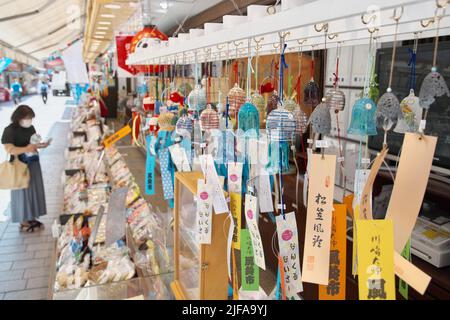 Kawasaki, Japan. 01.. Juli 2022. Windspiele werden am Freitag, den 1. Juli 2022, auf dem Markt für Windspiele „Furin-Ichi“ in der Nakamise-Einkaufsstraße, einer Annäherung an den Kawasaki Daishi Heikenji-Tempel in Kawasaki, Präfektur Kanagawa, Japan, gezeigt. Windspiele werden auf 900 Arten und auf dreißigtausend Stück in kooperierenden Geschäften in der Umgebung verkauft, aufgrund von Maßnahmen gegen COVID-19 wie im Vorjahr. Foto von Keizo Mori/UPI Credit: UPI/Alamy Live News Stockfoto