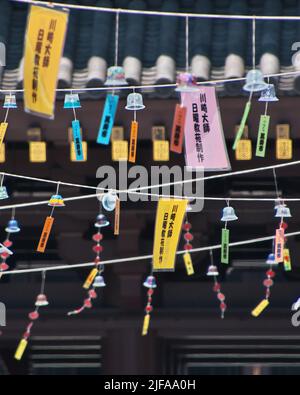 Kawasaki, Japan. 01.. Juli 2022. Windspiele werden am Freitag, den 1. Juli 2022, auf dem Markt für Windspiele „Furin-Ichi“ in der Nakamise-Einkaufsstraße, einer Annäherung an den Kawasaki Daishi Heikenji-Tempel in Kawasaki, Präfektur Kanagawa, Japan, gezeigt. Windspiele werden auf 900 Arten und auf dreißigtausend Stück in kooperierenden Geschäften in der Umgebung verkauft, aufgrund von Maßnahmen gegen COVID-19 wie im Vorjahr. Foto von Keizo Mori/UPI Credit: UPI/Alamy Live News Stockfoto