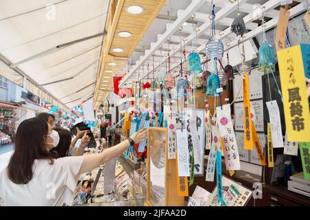 Kawasaki, Japan. 01.. Juli 2022. Windspiele werden am Freitag, den 1. Juli 2022, auf dem Markt für Windspiele „Furin-Ichi“ in der Nakamise-Einkaufsstraße, einer Annäherung an den Kawasaki Daishi Heikenji-Tempel in Kawasaki, Präfektur Kanagawa, Japan, gezeigt. Windspiele werden auf 900 Arten und auf dreißigtausend Stück in kooperierenden Geschäften in der Umgebung verkauft, aufgrund von Maßnahmen gegen COVID-19 wie im Vorjahr. Foto von Keizo Mori/UPI Credit: UPI/Alamy Live News Stockfoto
