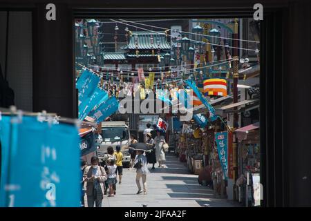 Kawasaki, Japan. 01.. Juli 2022. Windspiele werden am Freitag, den 1. Juli 2022, auf dem Markt für Windspiele „Furin-Ichi“ in der Nakamise-Einkaufsstraße, einer Annäherung an den Kawasaki Daishi Heikenji-Tempel in Kawasaki, Präfektur Kanagawa, Japan, gezeigt. Windspiele werden auf 900 Arten und auf dreißigtausend Stück in kooperierenden Geschäften in der Umgebung verkauft, aufgrund von Maßnahmen gegen COVID-19 wie im Vorjahr. Foto von Keizo Mori/UPI Credit: UPI/Alamy Live News Stockfoto