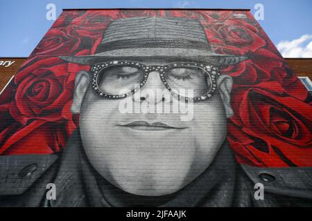 Watford, Großbritannien, 1.. Juli 2022, Sir Elton John Wandgemälde wurde heute enthüllt. Das Wandbild wurde von Murwalls im Vorfeld der Konzerte von Elton John in der Vicarage Road geschaffen. , Andrew Lalchan Photography/Alamy Live News Stockfoto