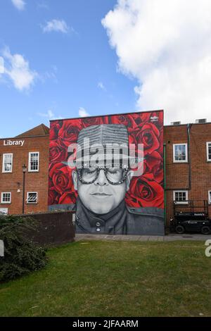 Watford, Großbritannien, 1.. Juli 2022, Sir Elton John Wandgemälde wurde heute enthüllt. Das Wandbild wurde von Murwalls im Vorfeld der Konzerte von Elton John in der Vicarage Road geschaffen. , Andrew Lalchan Photography/Alamy Live News Stockfoto