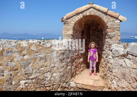 Mädchen, das das Musee de la Mar besucht, Île Sainte Marguerite, Frankreich Stockfoto