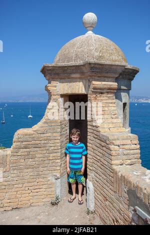 Junge, der das Musee de la Mar besucht, Île Sainte Marguerite, Frankreich Stockfoto