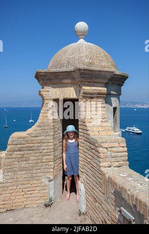 Mädchen, das das Musee de la Mar besucht, Île Sainte Marguerite, Frankreich Stockfoto