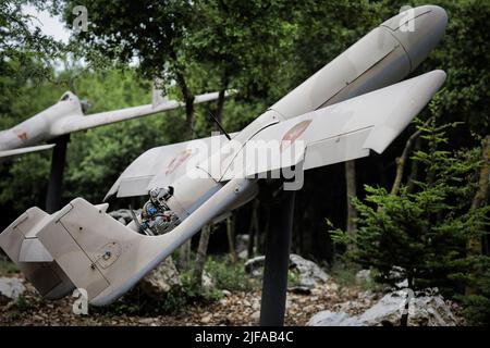 Mleeta, Libanon. 14.. Juni 2022. Militärdrohnen an der Gedenkstätte der Hisbollah in der auf einem Hügel gelegenen Bastion von Mleeta, die 2010 gebaut wurde, um des israelischen Rückzugs aus dem Land in der Nähe des libanesischen südlichen Dorfes Jarjouaa zu gedenken. (Foto von Nidal Alwaheidi/SOPA Images/Sipa USA) Quelle: SIPA USA/Alamy Live News Stockfoto