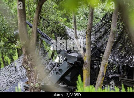 Mleeta, Libanon. 14.. Juni 2022. Die von der Hisbollah verwendeten Waffen werden im Widerstandsmuseum ausgestellt, einem Schaukasten, der von der Milizgruppe Hisbollah gebaut wurde, die große Teile des südlichen Libanon kontrolliert. Das Museum befindet sich auf dem Hügel, etwa 90 Kilometer von der Grenze zu Israel entfernt. (Foto von Nidal Alwaheidi/SOPA Images/Sipa USA) Quelle: SIPA USA/Alamy Live News Stockfoto