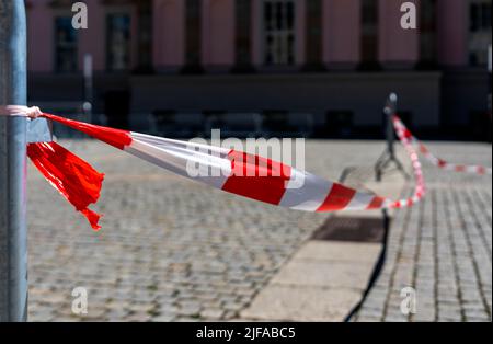 Rot-weiß gestreiftes Sperrband, Bebel-Platz, unter den Linden, Berlin, Deutschland Stockfoto