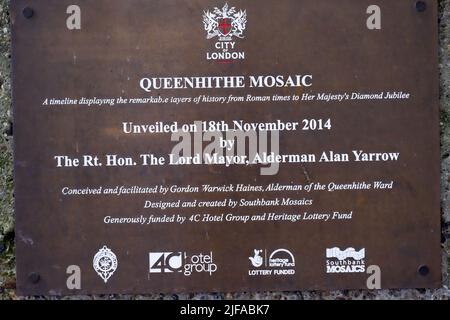 Queenhithe Mosaics Plakette entlang des Nordufers der Themse. Stockfoto