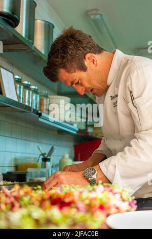 Koch im Tintswalo bereitet eine Mahlzeit zu Stockfoto