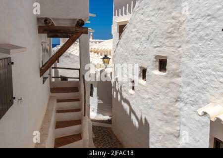 Menorca, Spanien - 23. Jun 2022: Gut erhaltene weiße Häuser der Altstadt Binibeca Stockfoto