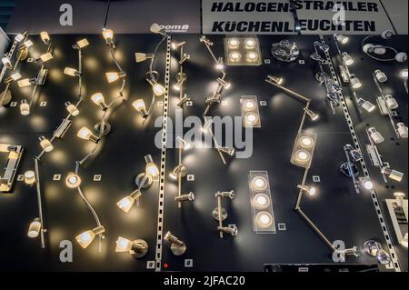 Halogenstrahler und LED-Leuchten im Baumarkt, Kempten, Allgäu, Bayern, Deutschland Stockfoto