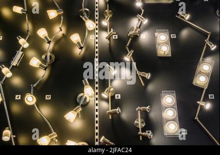 Halogenstrahler und LED-Leuchten im Baumarkt, Kempten, Allgäu, Bayern, Deutschland Stockfoto