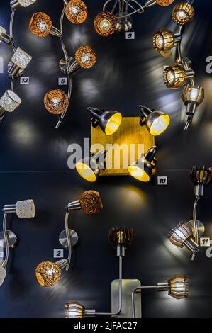 Halogenstrahler und LED-Leuchten im Baumarkt, Kempten, Allgäu, Bayern, Deutschland Stockfoto