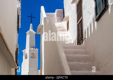 Menorca, Spanien - 23. Jun 2022: Gut erhaltene weiße Häuser der Altstadt Binibeca Stockfoto