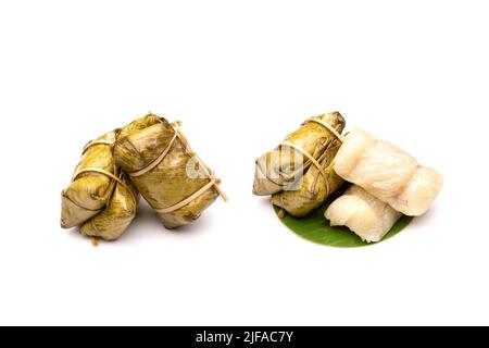 Bananen mit klebrigem Reis, gedämpft in Bananenblatt (Khao Tom Mat) isoliert auf weißem Hintergrund Stockfoto