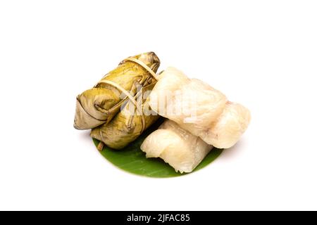 Bananen mit klebrigem Reis, gedämpft in Bananenblatt (Khao Tom Mat) isoliert auf weißem Hintergrund Stockfoto
