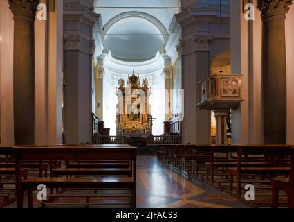 Innenansicht des Hauptaltars, der Kathedrale und der Kirche Basilica Chiesa di Santa Maria Assunta, Randazzo, Sizilien, Italien Stockfoto