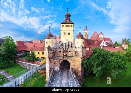 Luftaufnahme, Ellinger Tor, Stadttor in warmer Morgensonne, erbauter Torturm aus dem 14.. Jahrhundert, Außenarbeiten und flankierende Türme um 1510, oberste Etage Stockfoto