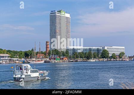 Alter Leuchtturm, Hotel Maritim, Yacht, Travemünde, Lübeck, Schleswig-Holstein, Deutschland Stockfoto