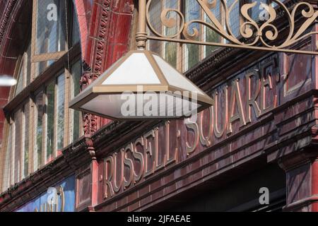 Russell Square ist eine Londoner U-Bahn-Station gegenüber dem Russell Square in der Bernard Street, Bloomsbury, im Londoner Stadtteil Camden Stockfoto