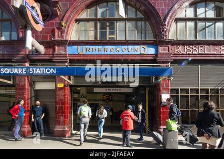 Russell Square ist eine Londoner U-Bahn-Station gegenüber dem Russell Square in der Bernard Street, Bloomsbury, im Londoner Stadtteil Camden Stockfoto